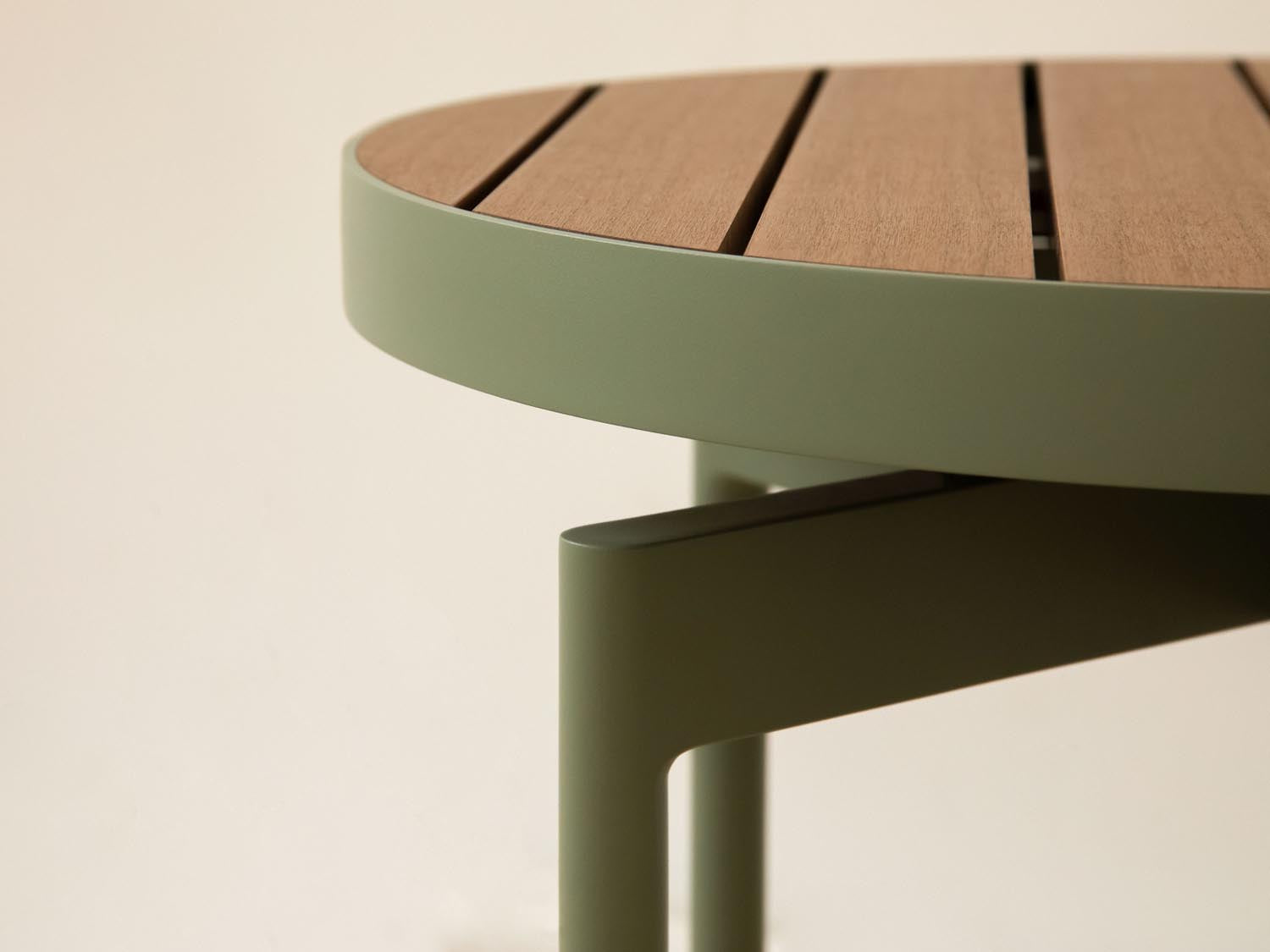 Outdoor-Seitentisch für 2 Sitzplätze, 48,5x48,5 in präsentiert im Onlineshop von KAQTU Design AG. Beistelltisch Outdoor ist von Micadoni