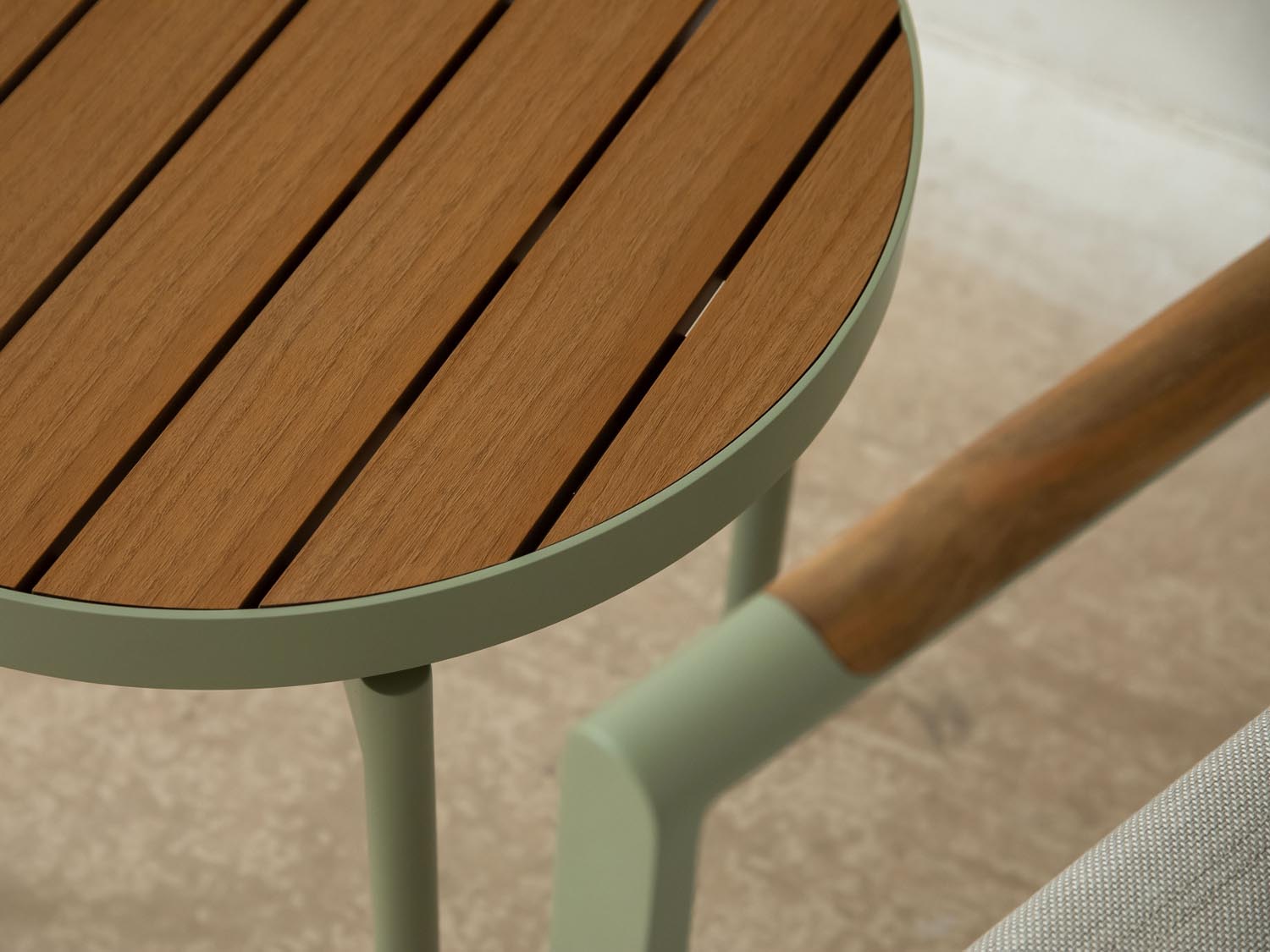 Outdoor-Seitentisch für 2 Sitzplätze, 48,5x48,5 in präsentiert im Onlineshop von KAQTU Design AG. Beistelltisch Outdoor ist von Micadoni