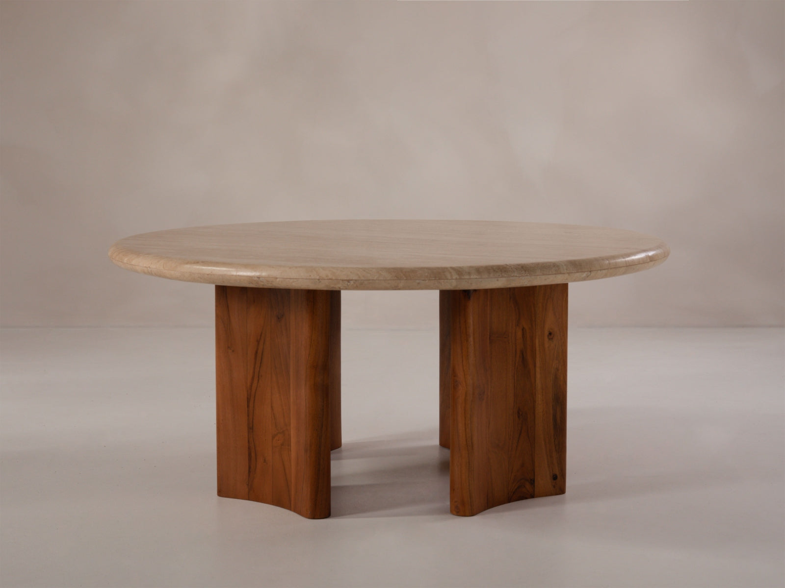 Moderner Couchtisch Cleo 80x80 von Micadoni, perfekt für gemütliche Wohnräume, vereint Funktionalität und zeitgemäße Ästhetik.