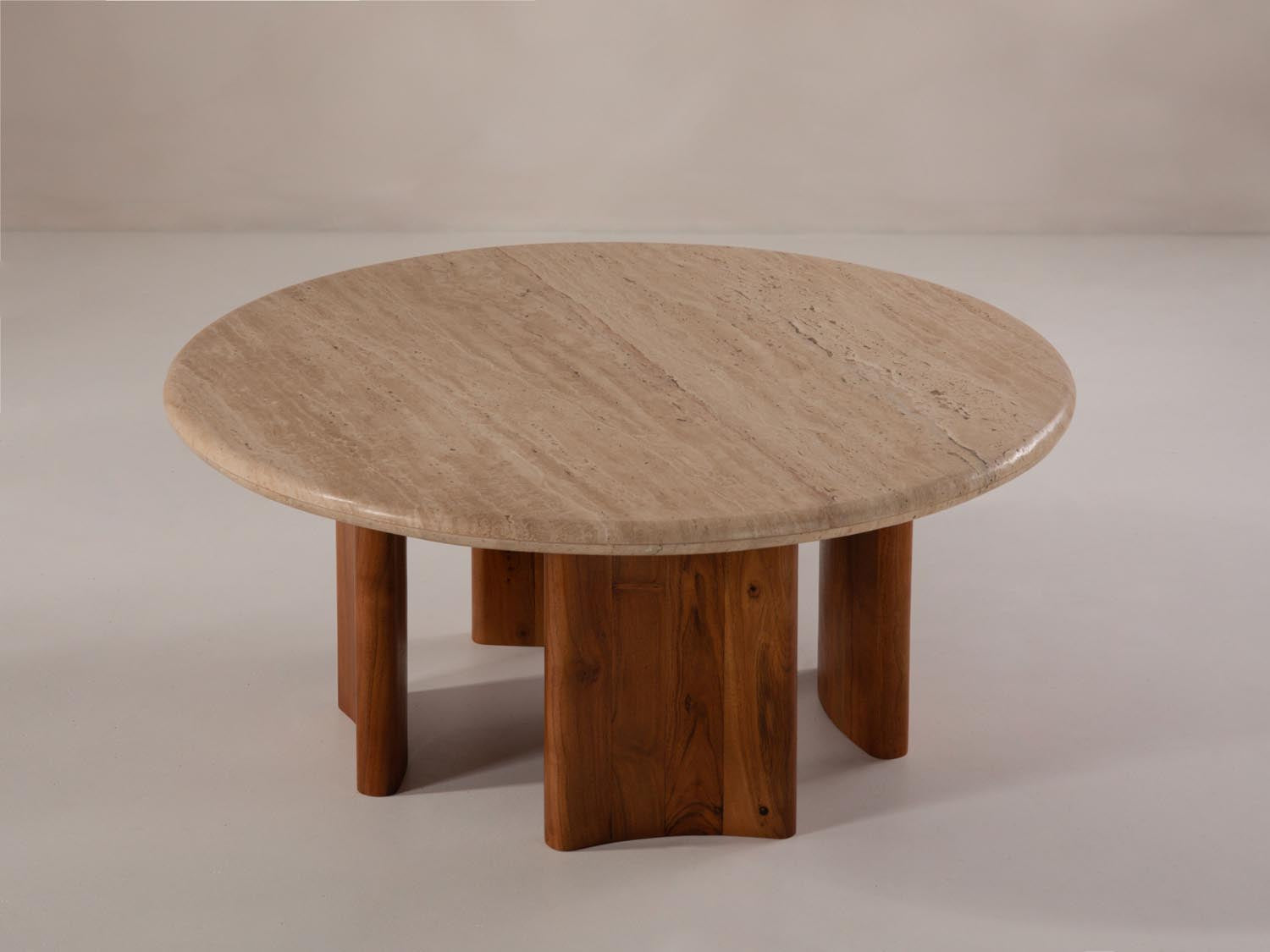 Eleganter Kaffeetisch Cleo 80x80 von Micadoni, ideal für stilvolle Wohnzimmer, bietet eine harmonische Kombination aus Design und Praktikabilität.