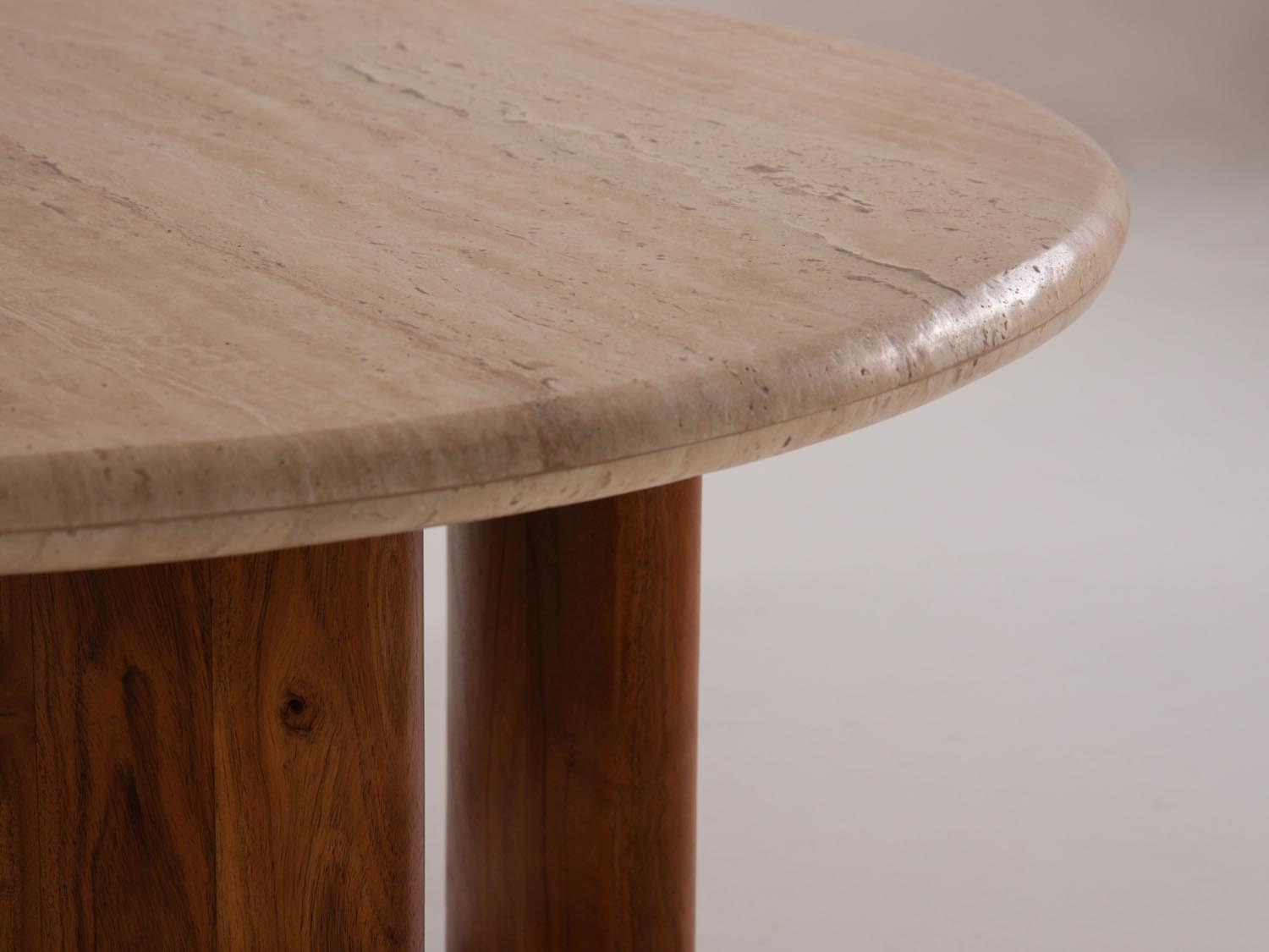 Moderner Couchtisch Cleo 80x80 von Micadoni, perfekt für gemütliche Wohnräume, vereint zeitgemäßes Design mit funktionaler Eleganz.