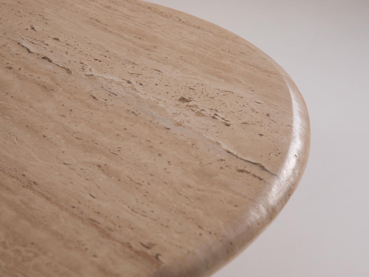 Eleganter Kaffeetisch Cleo 80x80 von Micadoni, ideal für stilvolle Wohnzimmer, bietet eine harmonische Kombination aus Funktionalität und modernem Flair.