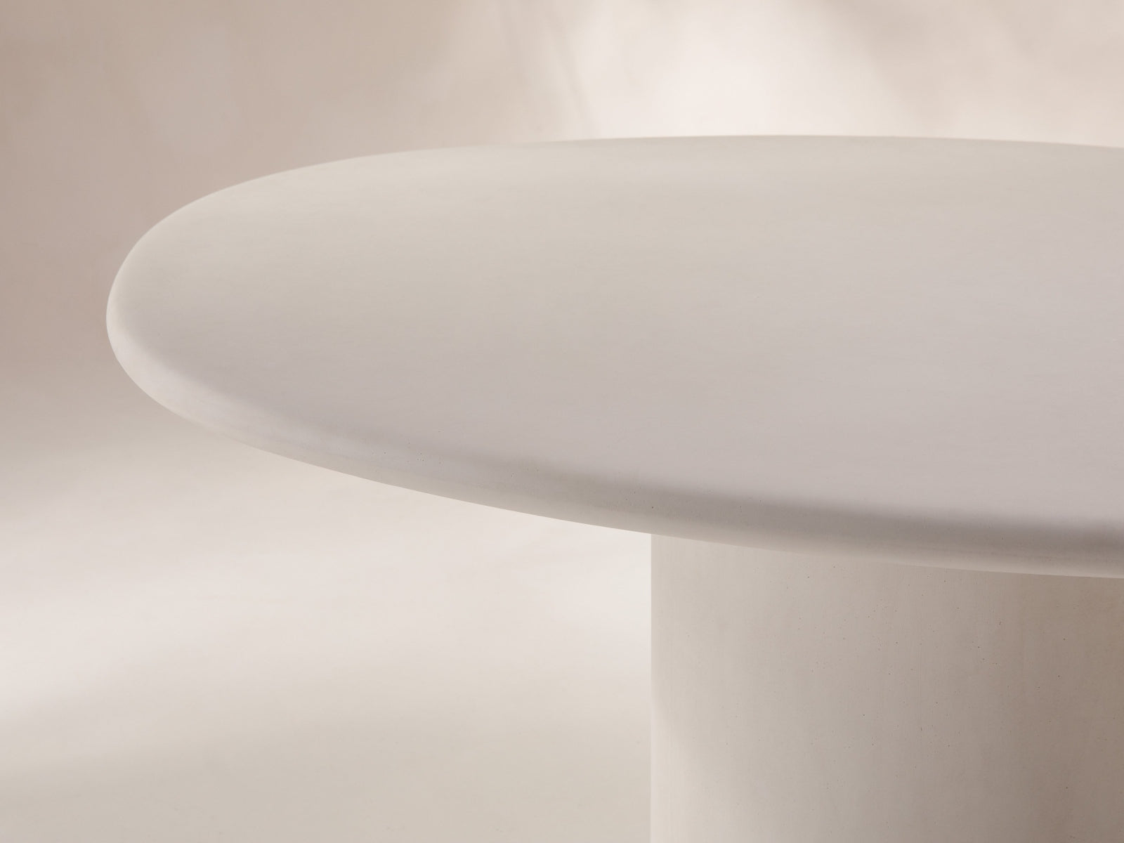 Moderner hellbrauner Couchtisch "Miley" von Micadoni, perfekt für gemütliche Wohnräume. Stilvolles Design und erstklassige Materialien.