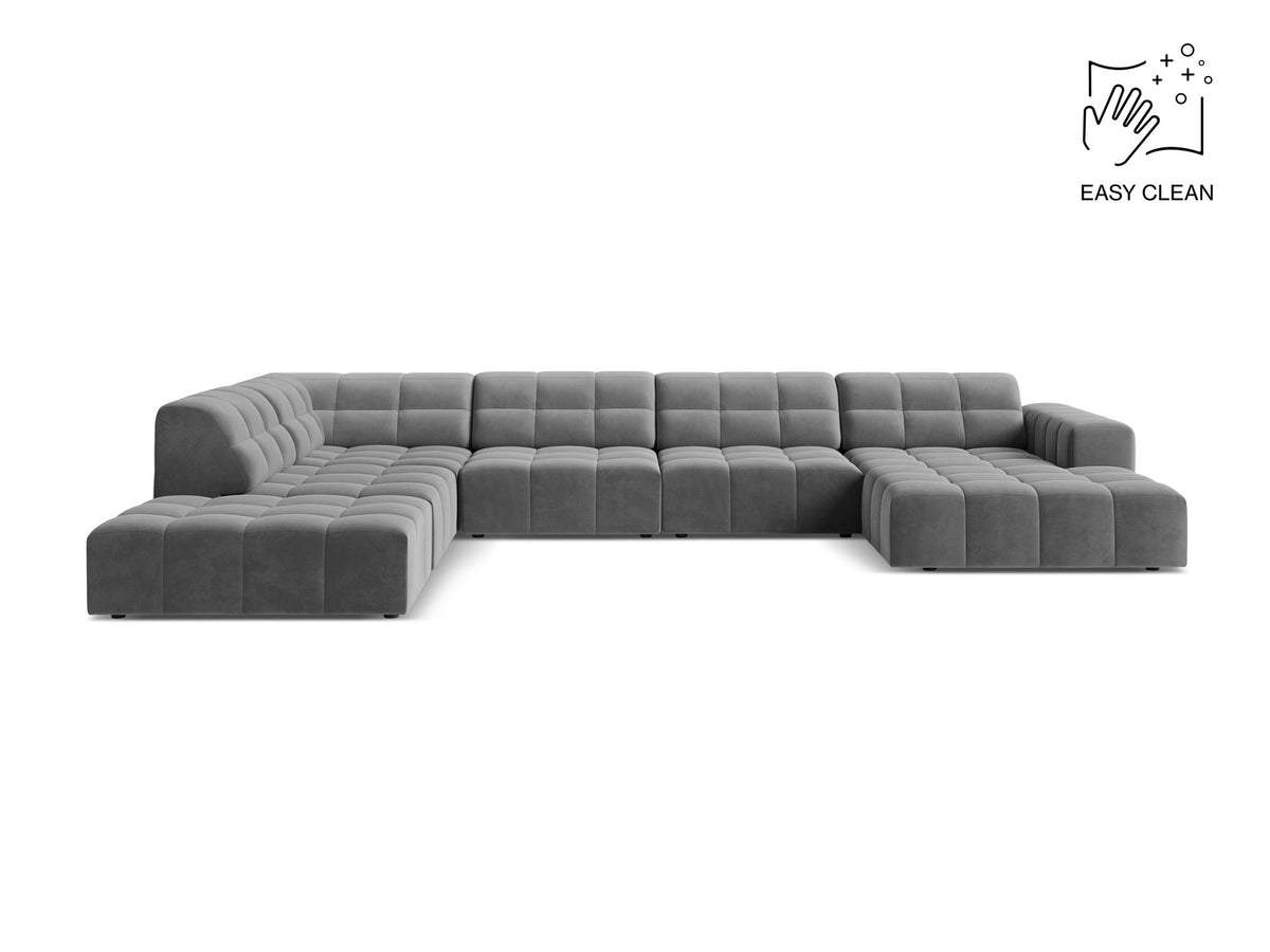 Ecksofa links Jennifer von Micadoni in leichtem Beige mit Bluvel-Stoff, schwarzen Kunststoffbeinen und breiter Sitzfläche.