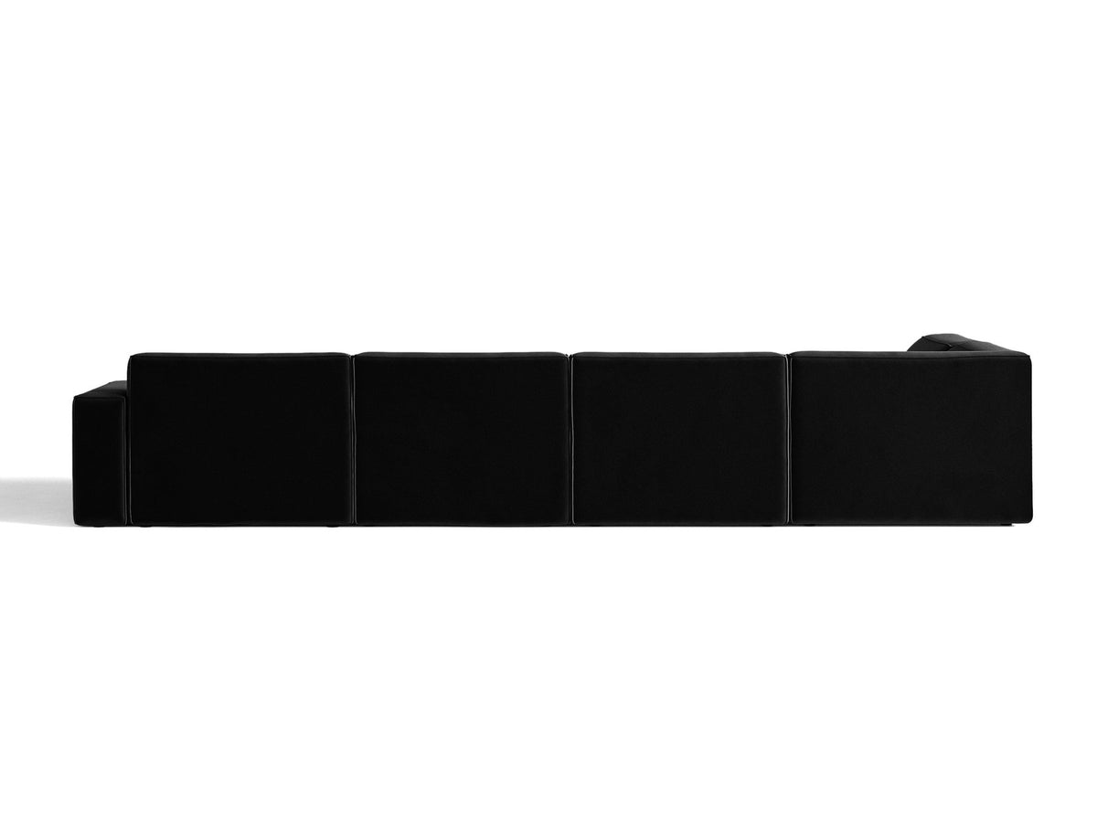 Modulares Ecksofa links Jodie von Micadoni in leichtem Beige mit Venus-Samtstoff, schwarzen Kunststoffbeinen und Panoramaform.