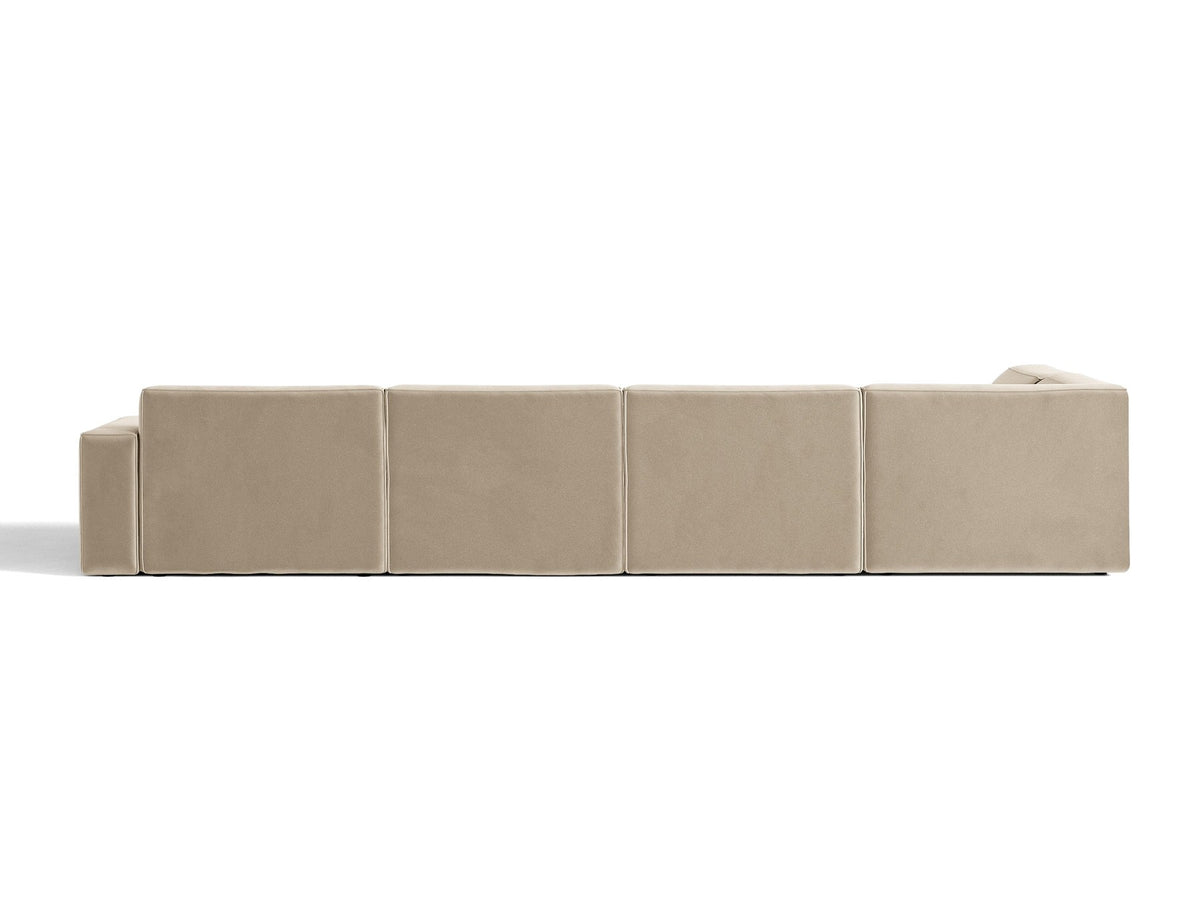 Modulares Ecksofa links Jodie von Micadoni in leichtem Beige mit Venus-Samtstoff, schwarzen Kunststoffbeinen und Panoramaform.