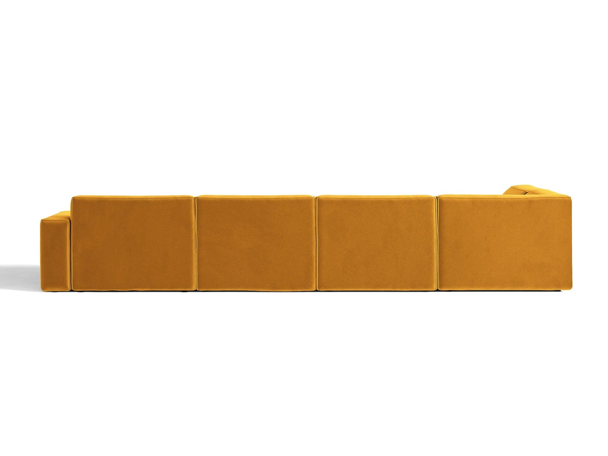 Modulares Ecksofa links Jodie von Micadoni in leichtem Beige mit Venus-Samtstoff, schwarzen Kunststoffbeinen und Panoramaform.