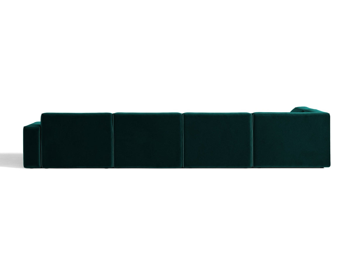 Modulares Ecksofa links Jodie von Micadoni in leichtem Beige mit Venus-Samtstoff, schwarzen Kunststoffbeinen und Panoramaform.