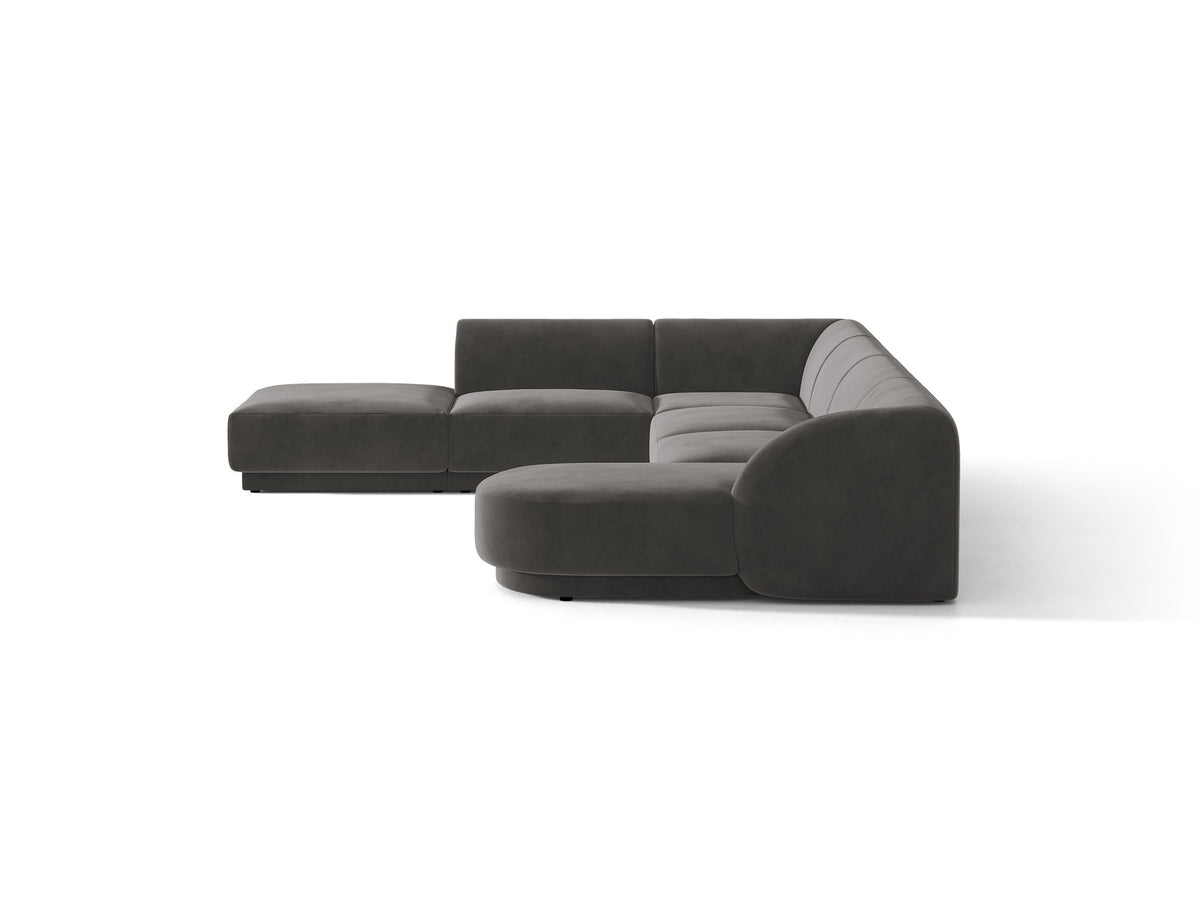 Miley Panoramasofa von Micadoni, Ecksofa links in Dunkelbeige mit Bluvel-Stoffbezug, schwarzen Kunststofffüssen und niedriger Rückenlehne.