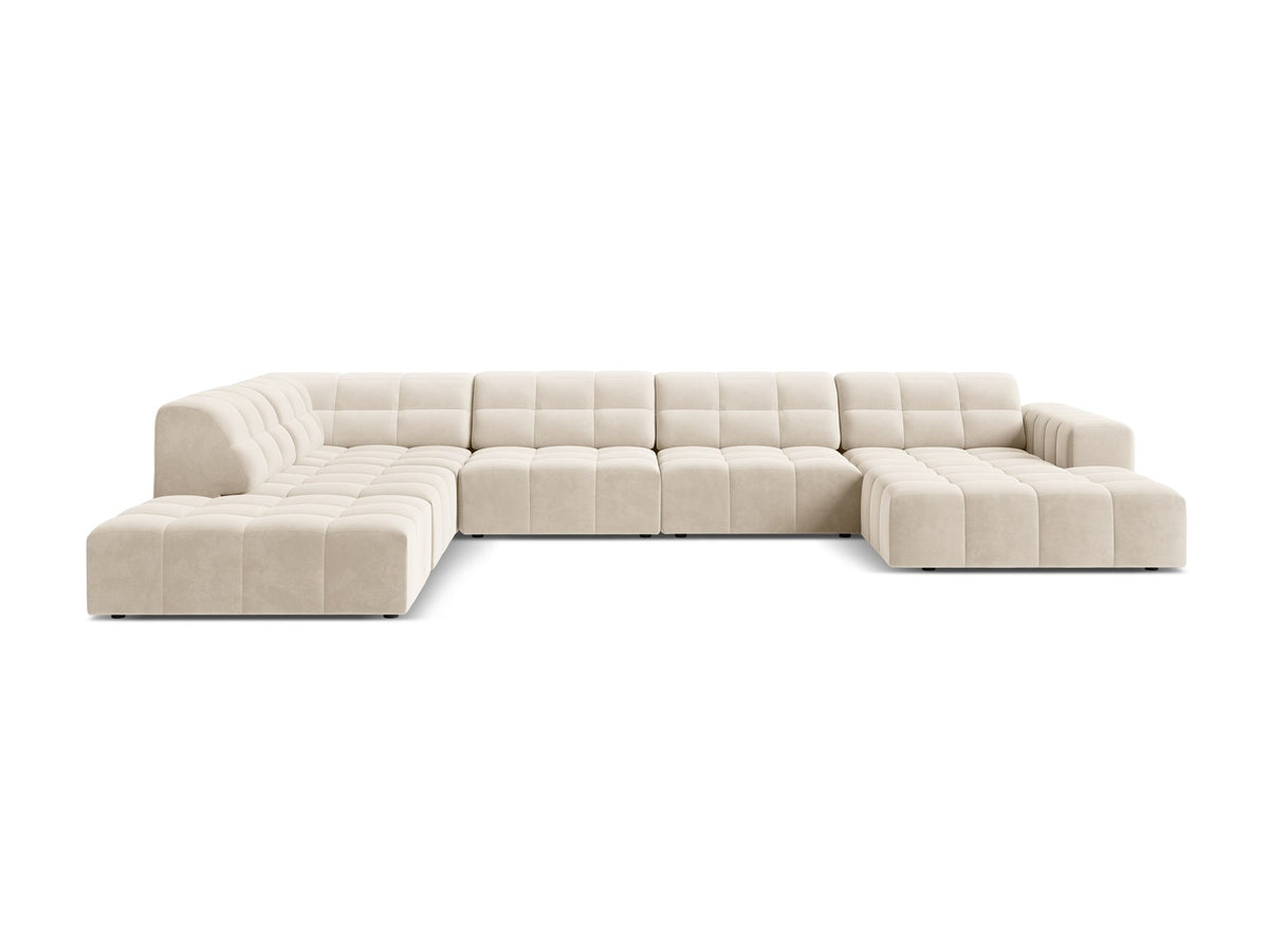 Ecksofa links Jennifer von Micadoni in leichtem Beige mit Bluvel-Stoff, schwarzen Kunststoffbeinen und breiter Sitzfläche.