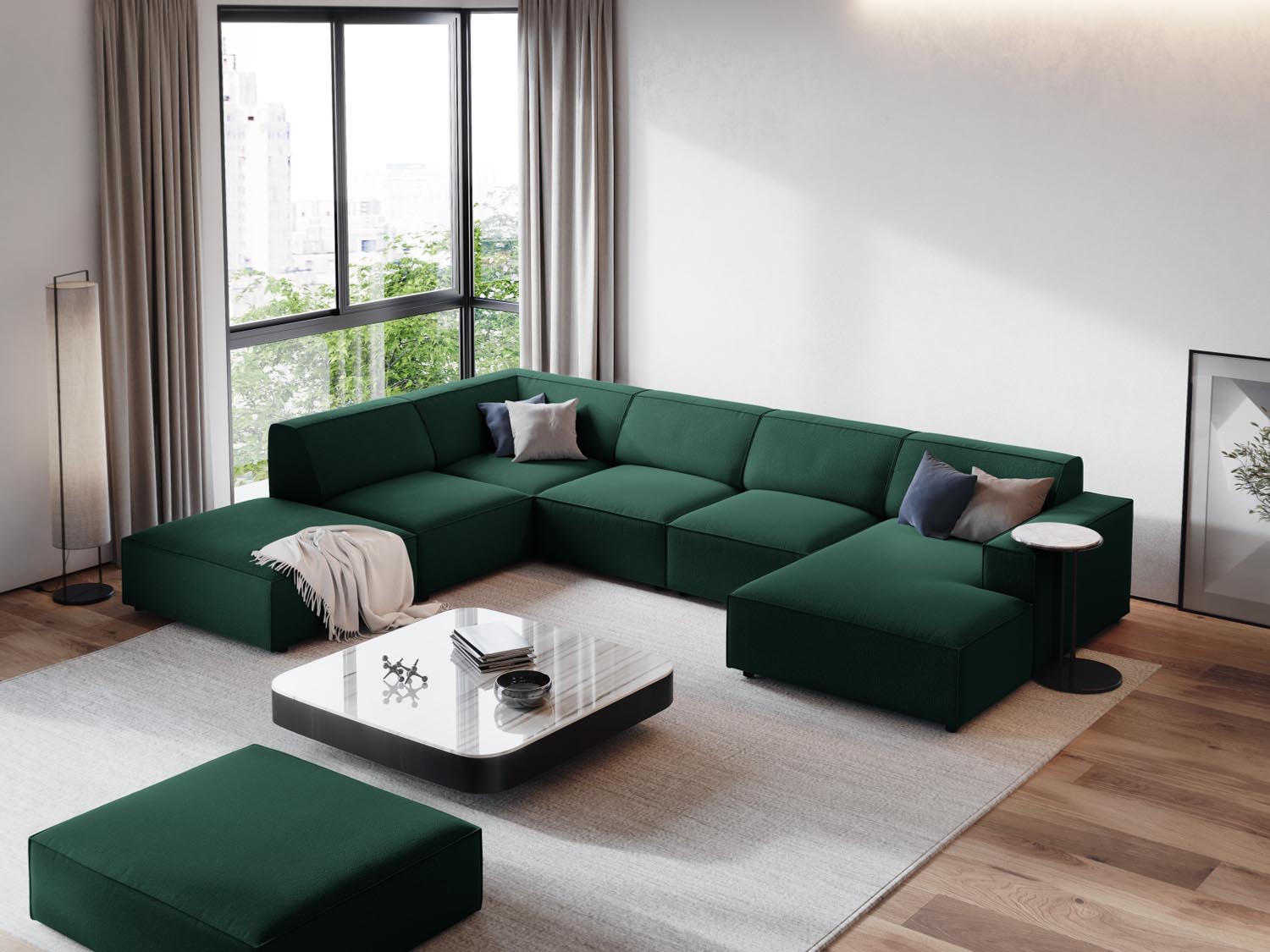 Elegantes, modulares 7-Sitzer Ecksofa Jodie in stilvollem Grün, ideal für moderne Wohnräume, präsentiert in einer einladenden Atmosphäre.
