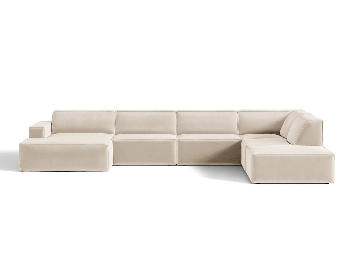 Modulares Ecksofa rechts Jodie von Micadoni in leichtem Beige mit Venus-Samtstoff, schwarzen Kunststoffbeinen und niedriger Rückenlehne.