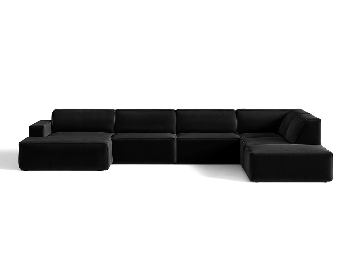 Modulares Ecksofa rechts Jodie von Micadoni in leichtem Beige mit Venus-Samtstoff, schwarzen Kunststoffbeinen und niedriger Rückenlehne.