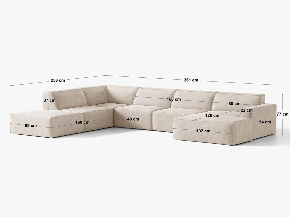 Modulares Ecksofa rechts Jodie von Micadoni in leichtem Beige mit Venus-Samtstoff, schwarzen Kunststoffbeinen und niedriger Rückenlehne.