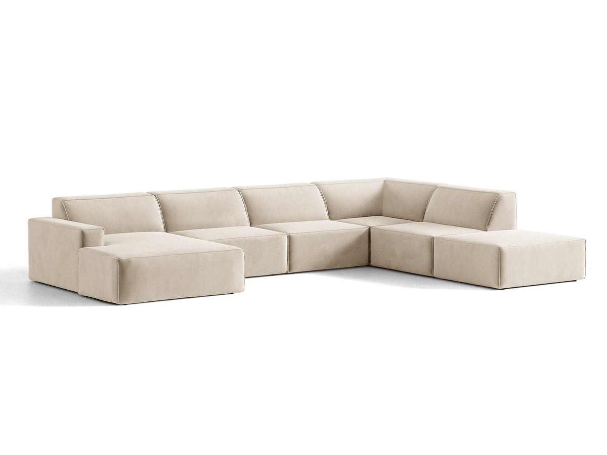 Modulares Ecksofa rechts Jodie von Micadoni in leichtem Beige mit Venus-Samtstoff, schwarzen Kunststoffbeinen und niedriger Rückenlehne.