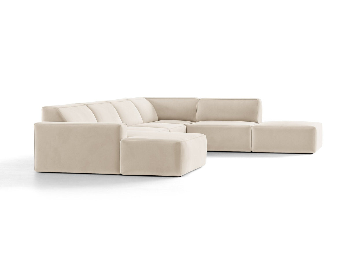 Modulares Ecksofa rechts Jodie von Micadoni in leichtem Beige mit Venus-Samtstoff, schwarzen Kunststoffbeinen und niedriger Rückenlehne.