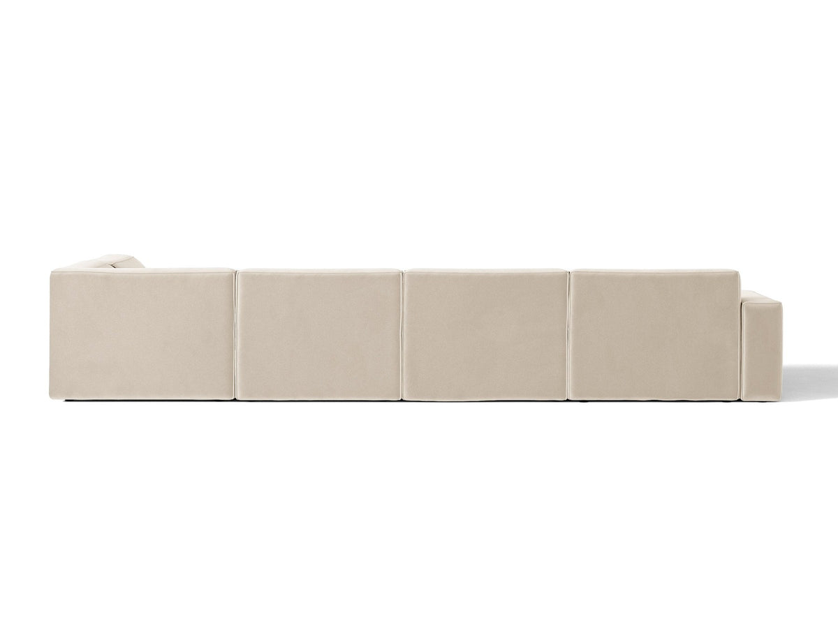 Modulares Ecksofa rechts Jodie von Micadoni in leichtem Beige mit Venus-Samtstoff, schwarzen Kunststoffbeinen und niedriger Rückenlehne.