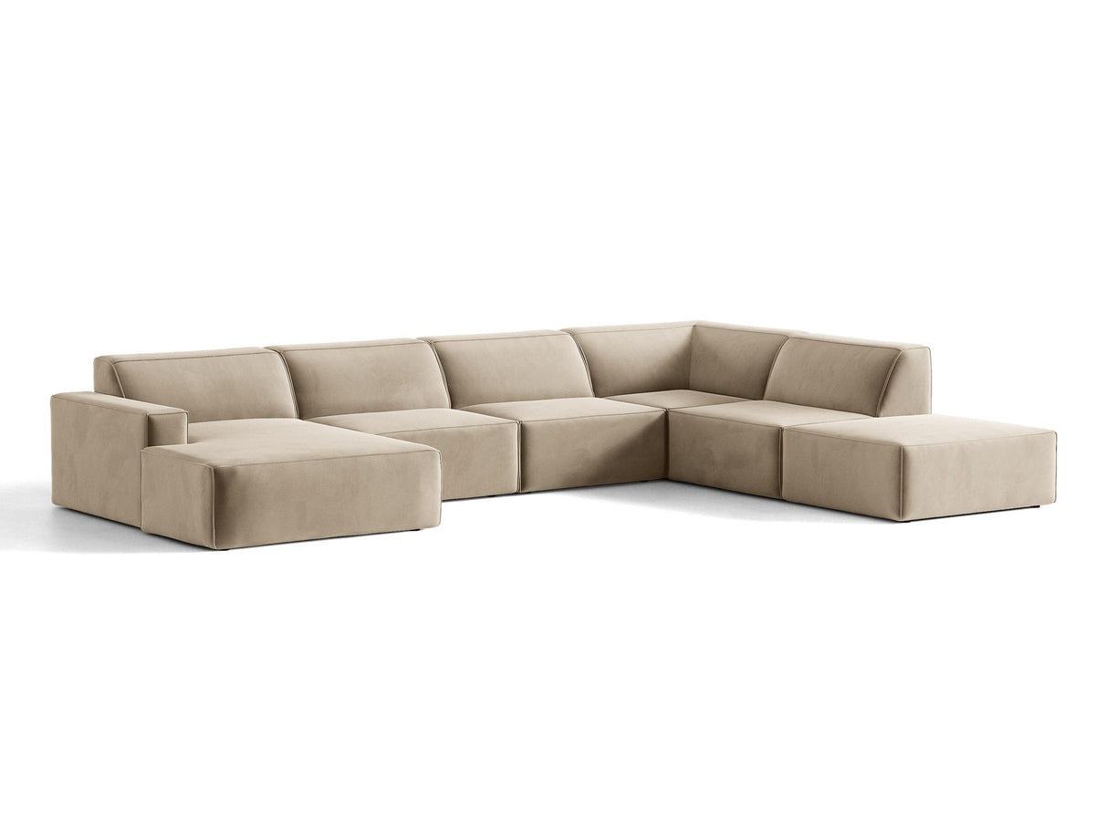 Modulares Ecksofa rechts Jodie von Micadoni in leichtem Beige mit Venus-Samtstoff, schwarzen Kunststoffbeinen und niedriger Rückenlehne.