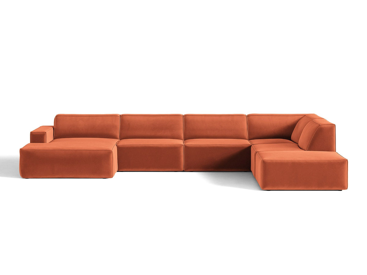 Modulares Ecksofa rechts Jodie von Micadoni in leichtem Beige mit Venus-Samtstoff, schwarzen Kunststoffbeinen und niedriger Rückenlehne.
