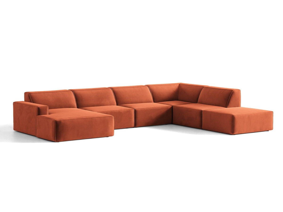 Modulares Ecksofa rechts Jodie von Micadoni in leichtem Beige mit Venus-Samtstoff, schwarzen Kunststoffbeinen und niedriger Rückenlehne.