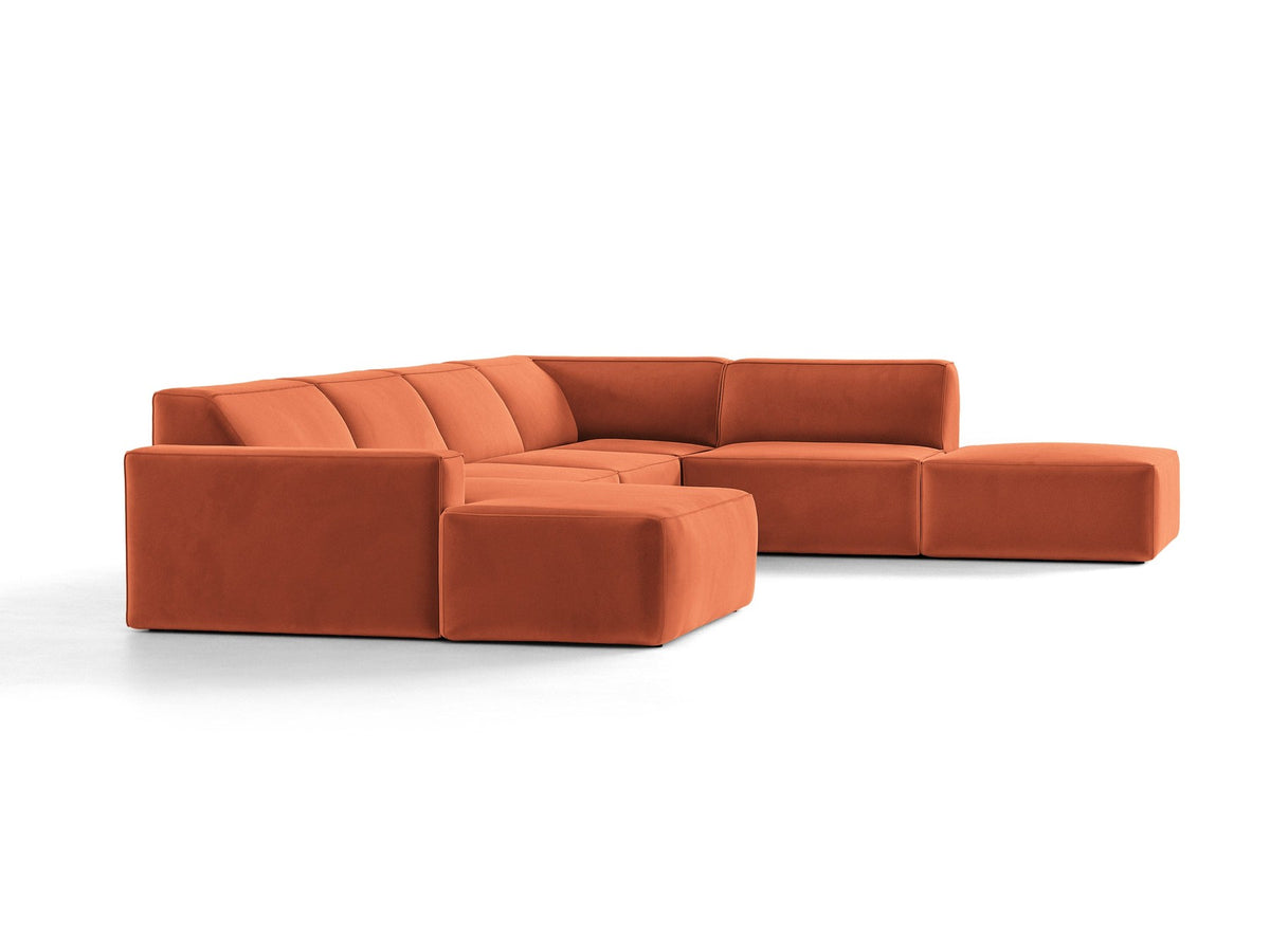 Modulares Ecksofa rechts Jodie von Micadoni in leichtem Beige mit Venus-Samtstoff, schwarzen Kunststoffbeinen und niedriger Rückenlehne.