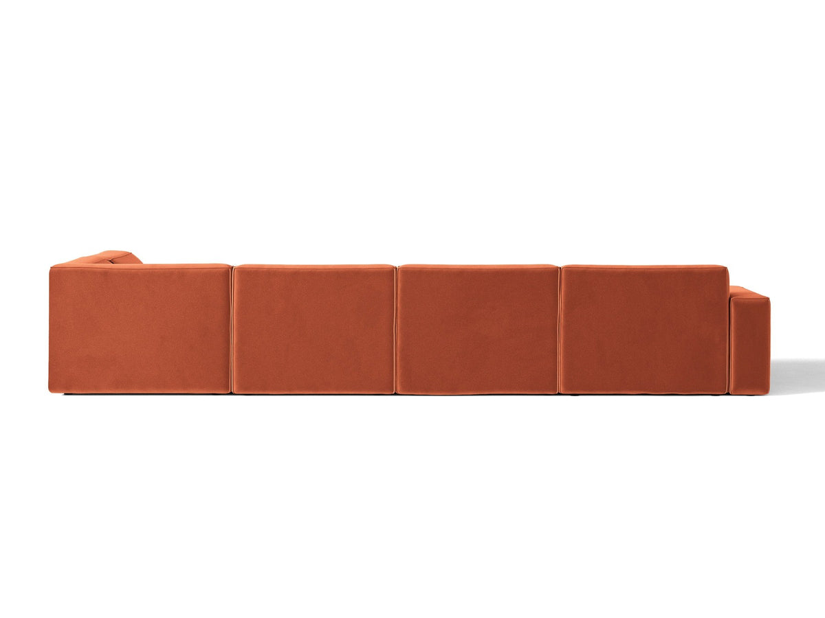 Modulares Ecksofa rechts Jodie von Micadoni in leichtem Beige mit Venus-Samtstoff, schwarzen Kunststoffbeinen und niedriger Rückenlehne.
