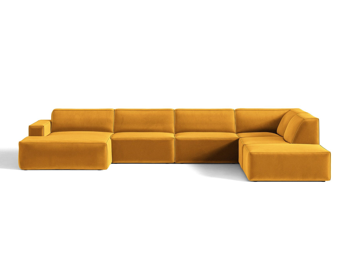 Modulares Ecksofa rechts Jodie von Micadoni in leichtem Beige mit Venus-Samtstoff, schwarzen Kunststoffbeinen und niedriger Rückenlehne.