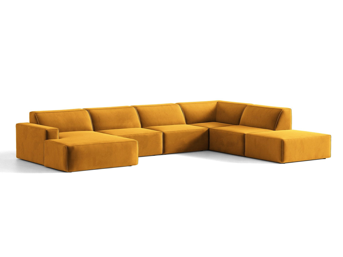 Modulares Ecksofa rechts Jodie von Micadoni in leichtem Beige mit Venus-Samtstoff, schwarzen Kunststoffbeinen und niedriger Rückenlehne.