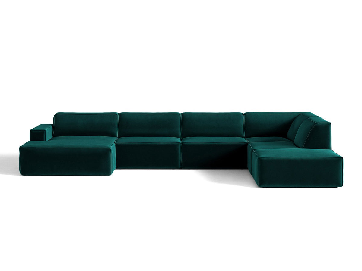 Modulares Ecksofa rechts Jodie von Micadoni in leichtem Beige mit Venus-Samtstoff, schwarzen Kunststoffbeinen und niedriger Rückenlehne.