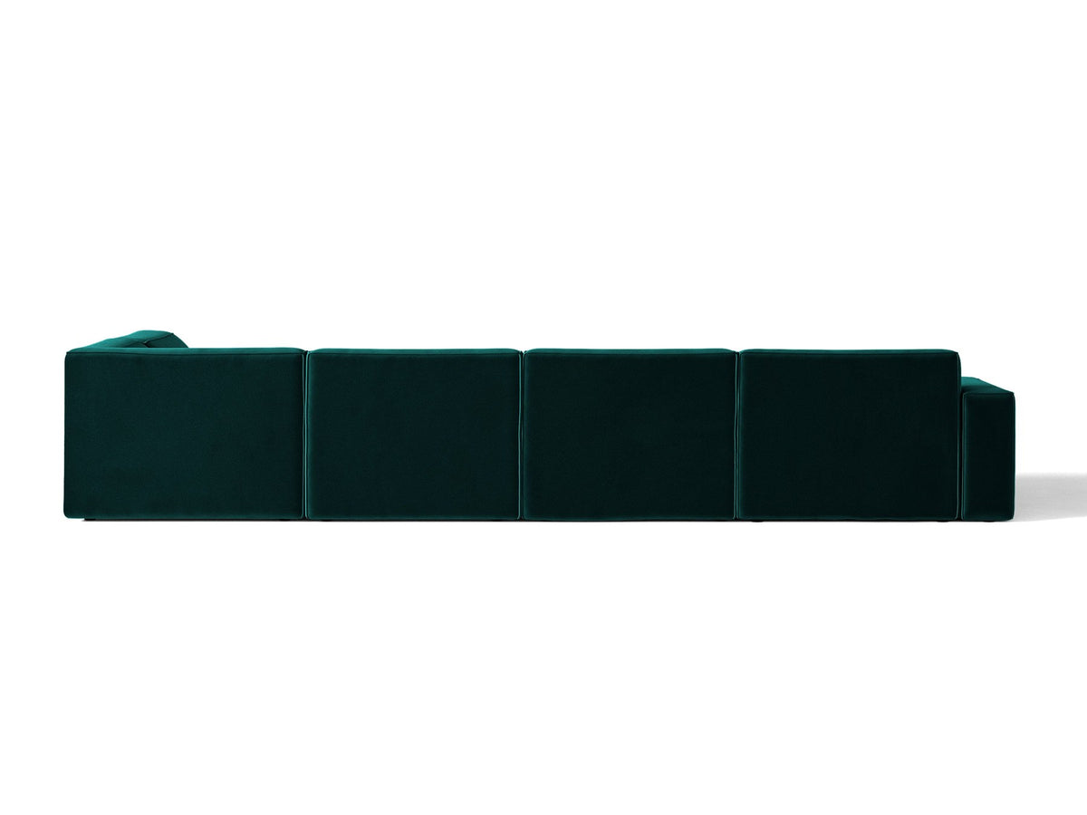 Modulares Ecksofa rechts Jodie von Micadoni in leichtem Beige mit Venus-Samtstoff, schwarzen Kunststoffbeinen und niedriger Rückenlehne.