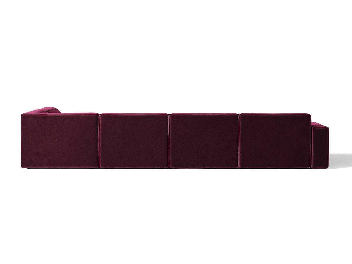 Modulares Ecksofa rechts Jodie von Micadoni in leichtem Beige mit Venus-Samtstoff, schwarzen Kunststoffbeinen und niedriger Rückenlehne.