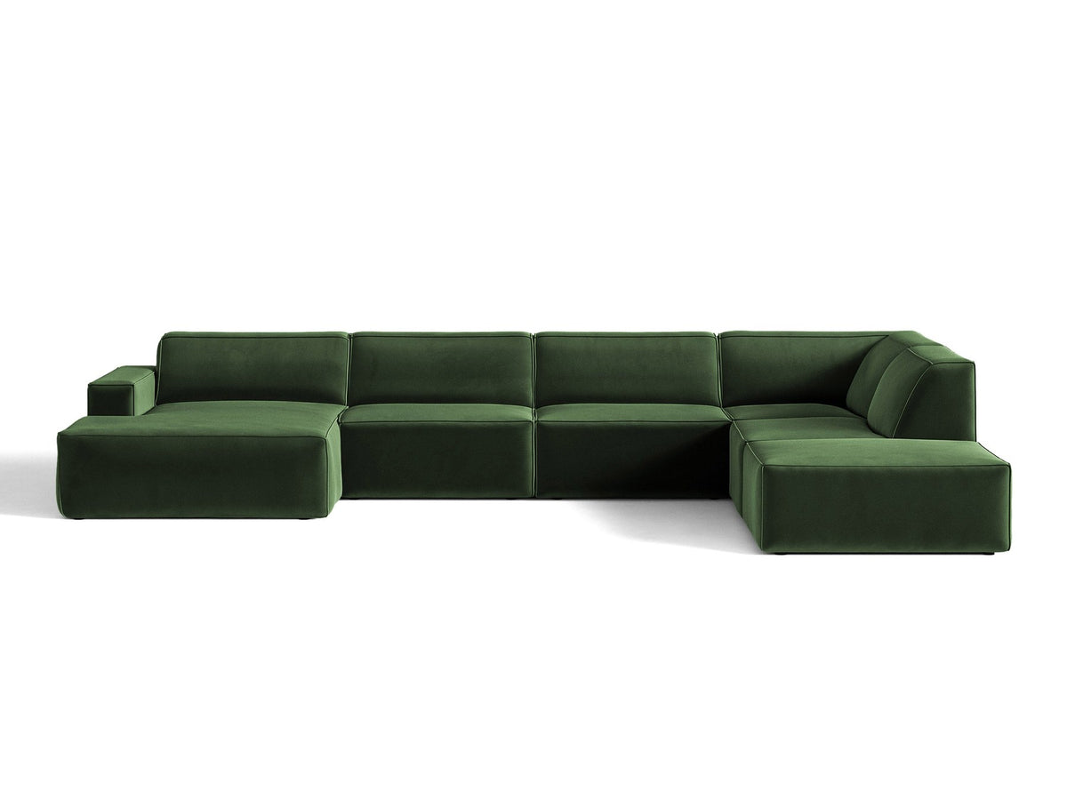 Modulares Ecksofa rechts Jodie von Micadoni in leichtem Beige mit Venus-Samtstoff, schwarzen Kunststoffbeinen und niedriger Rückenlehne.