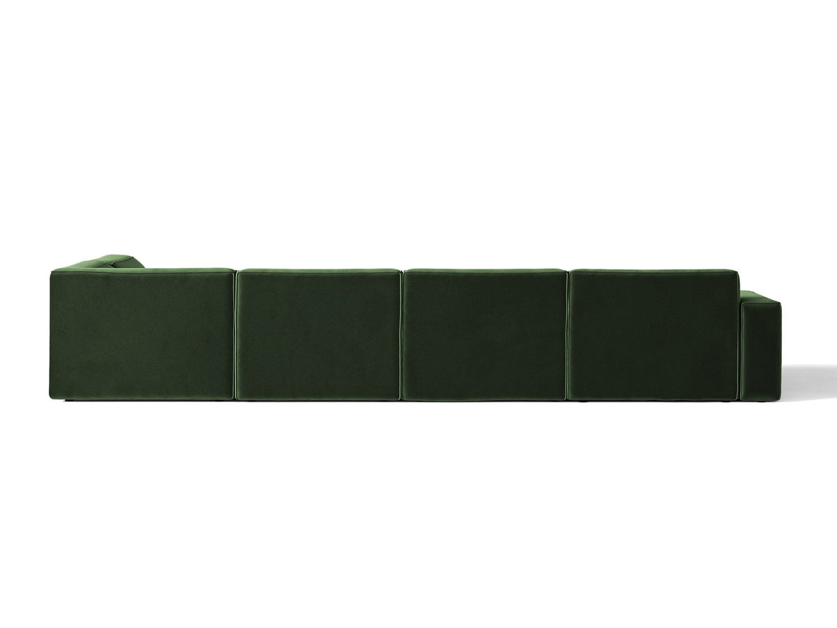 Modulares Ecksofa rechts Jodie von Micadoni in leichtem Beige mit Venus-Samtstoff, schwarzen Kunststoffbeinen und niedriger Rückenlehne.