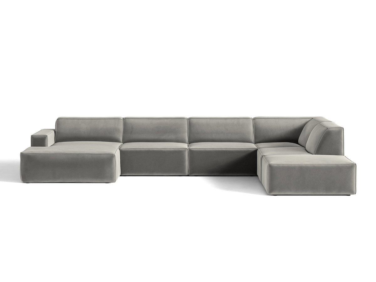 Modulares Ecksofa rechts Jodie von Micadoni in leichtem Beige mit Venus-Samtstoff, schwarzen Kunststoffbeinen und niedriger Rückenlehne.
