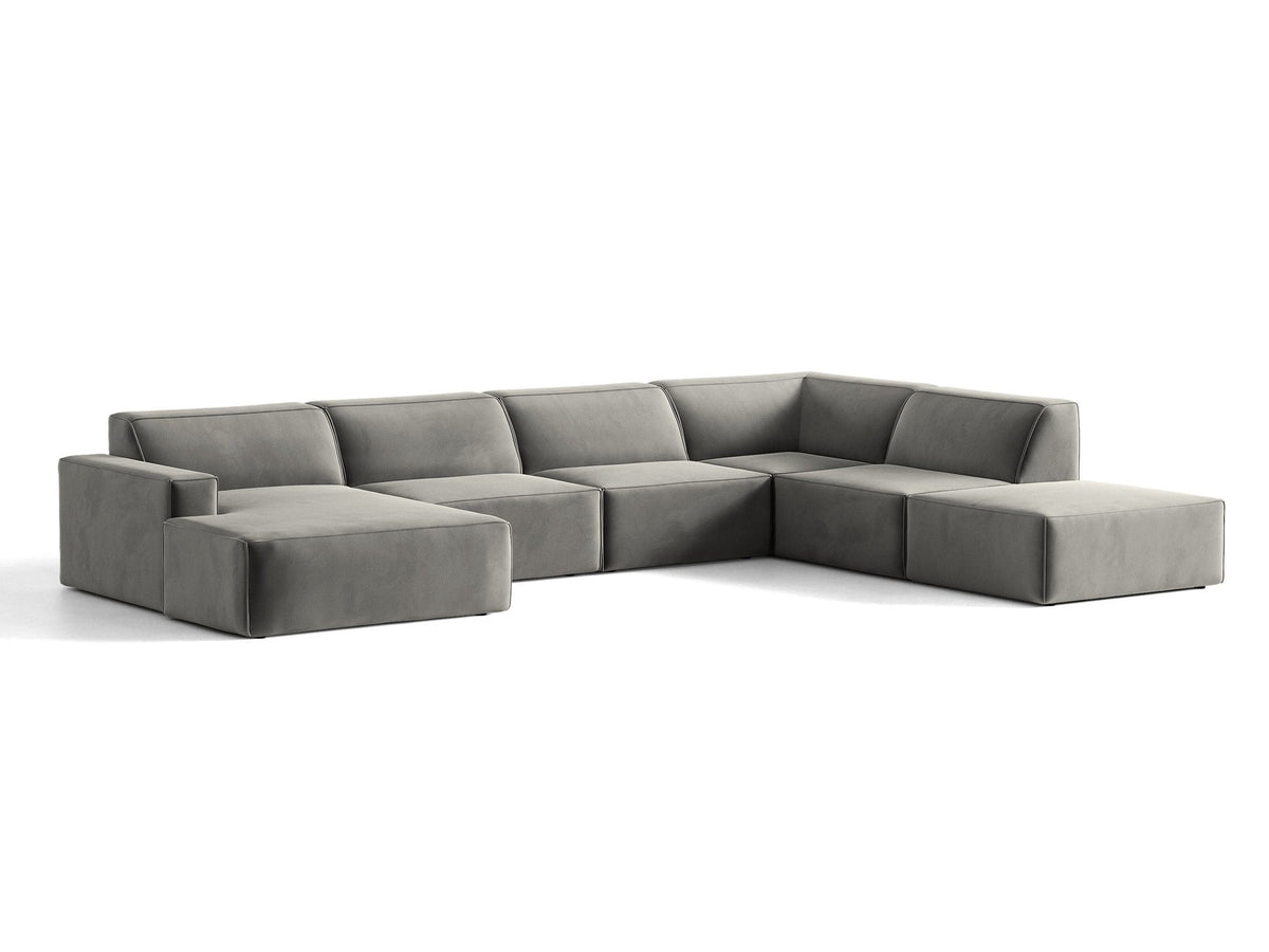 Modulares Ecksofa rechts Jodie von Micadoni in leichtem Beige mit Venus-Samtstoff, schwarzen Kunststoffbeinen und niedriger Rückenlehne.