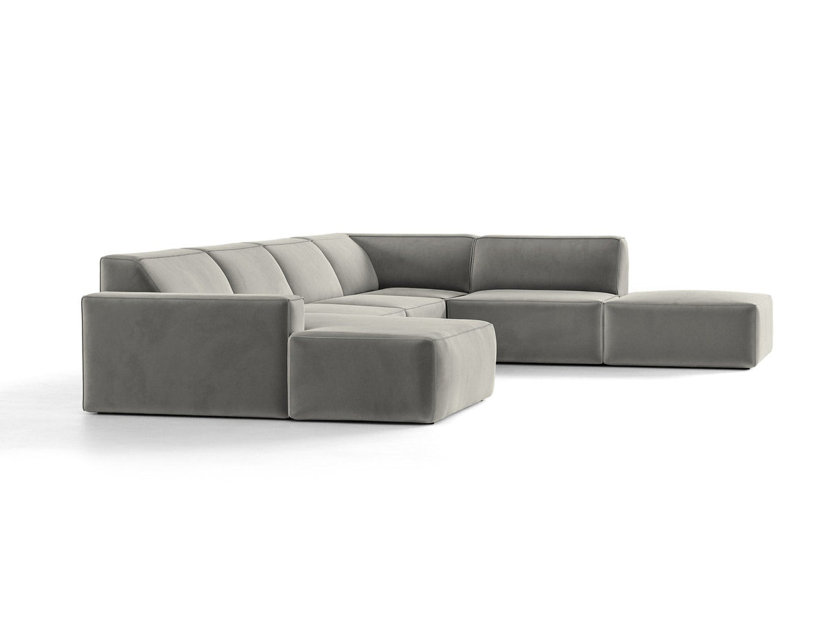 Modulares Ecksofa rechts Jodie von Micadoni in leichtem Beige mit Venus-Samtstoff, schwarzen Kunststoffbeinen und niedriger Rückenlehne.