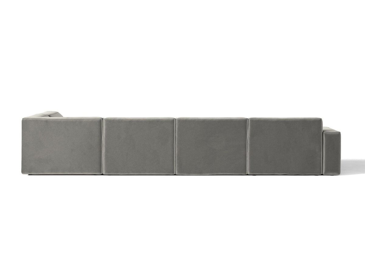 Modulares Ecksofa rechts Jodie von Micadoni in leichtem Beige mit Venus-Samtstoff, schwarzen Kunststoffbeinen und niedriger Rückenlehne.