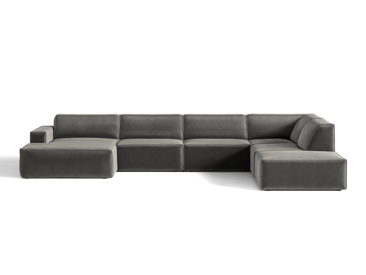 Modulares Ecksofa rechts Jodie von Micadoni in leichtem Beige mit Venus-Samtstoff, schwarzen Kunststoffbeinen und niedriger Rückenlehne.