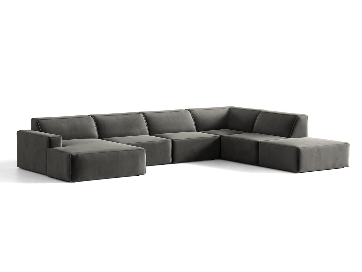 Modulares Ecksofa rechts Jodie von Micadoni in leichtem Beige mit Venus-Samtstoff, schwarzen Kunststoffbeinen und niedriger Rückenlehne.