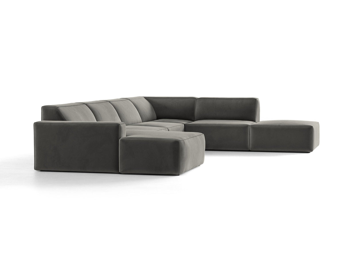 Modulares Ecksofa rechts Jodie von Micadoni in leichtem Beige mit Venus-Samtstoff, schwarzen Kunststoffbeinen und niedriger Rückenlehne.
