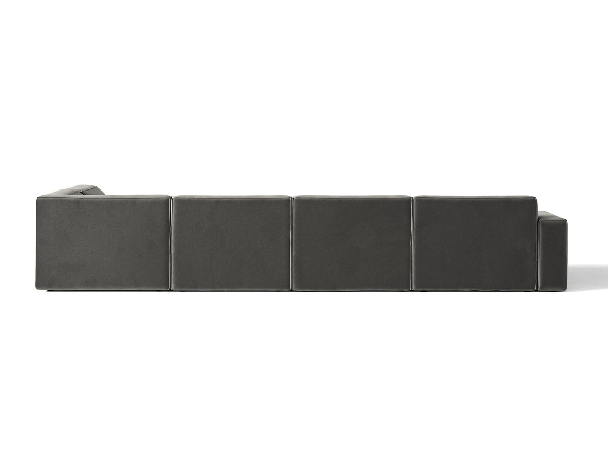 Modulares Ecksofa rechts Jodie von Micadoni in leichtem Beige mit Venus-Samtstoff, schwarzen Kunststoffbeinen und niedriger Rückenlehne.