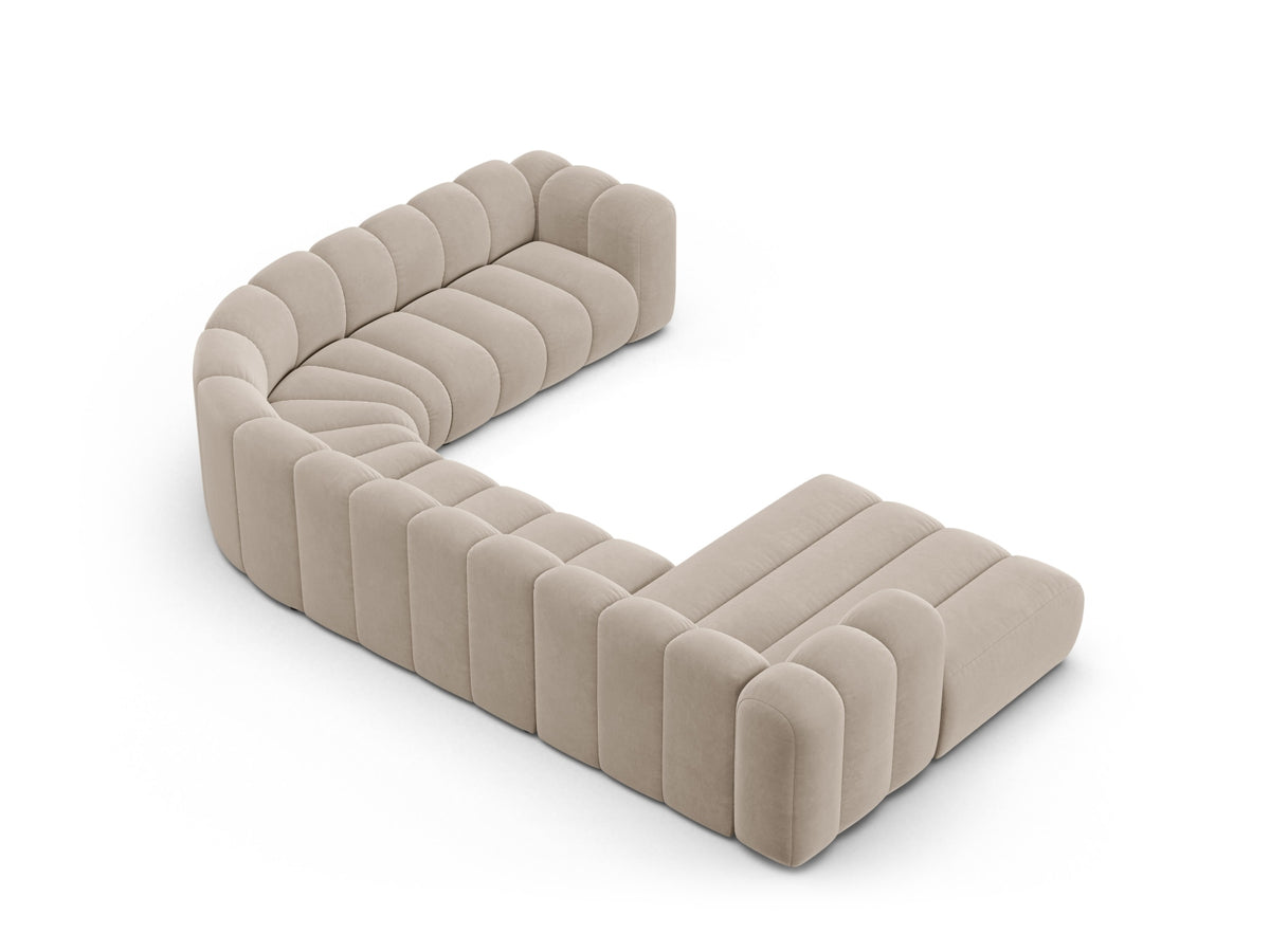 Lupine Velour Modular Panoramic Ecksofa rechts 6 Sitzer in Beige-Salvador präsentiert im Onlineshop von KAQTU Design AG. Ecksofa rechts ist von Micadoni