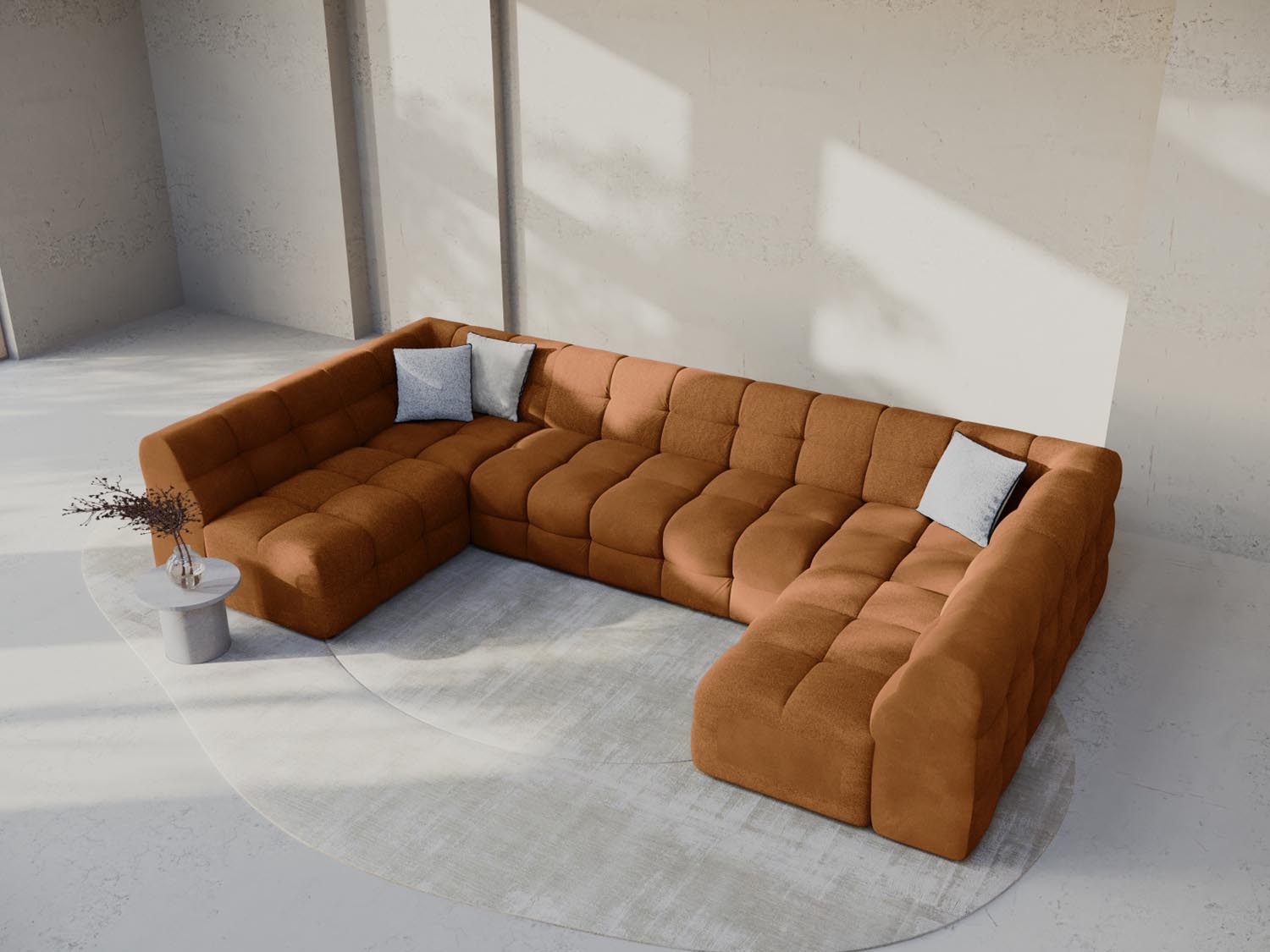 Elegantes Kendal Velour Panoramic Sofa in Camel-Magic Velvet, ideal für stilvolle Wohnräume, präsentiert in einem modernen Ambiente.