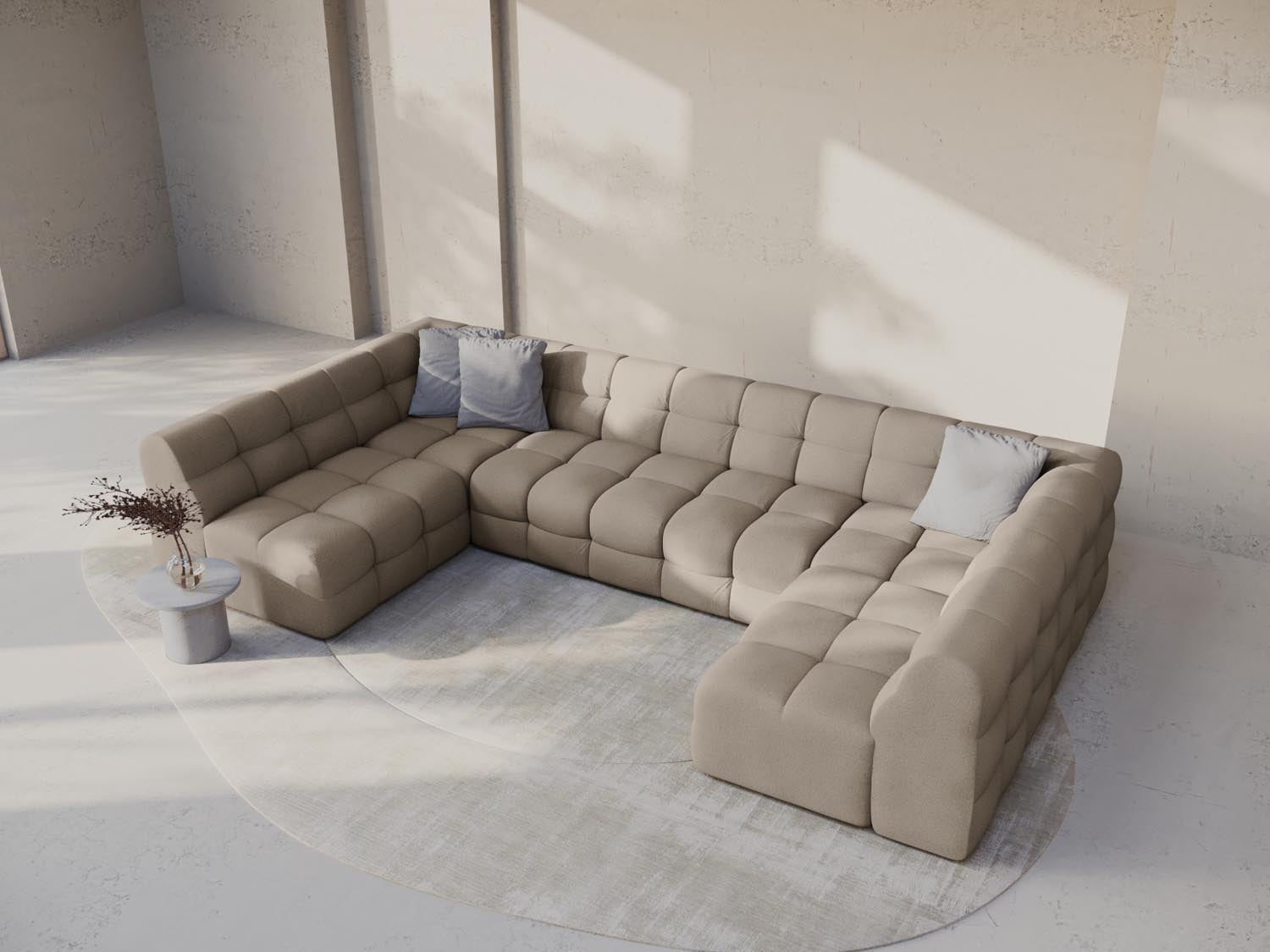 Erleben Sie das Kendal Panoramic Sofa 7 Sitzer von Micadoni – ein luxuriöses Velours-Sofa, das grosszügigen Komfort und modernes Design vereint.
