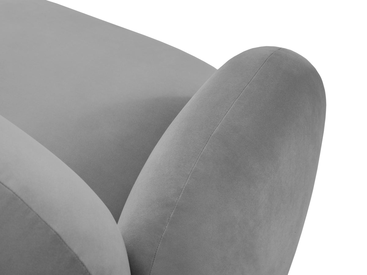 Blair Velour Panoramic Sofa 6 Sitzer in Light Grey-Casino präsentiert im Onlineshop von KAQTU Design AG. 5er Sofa ist von Micadoni