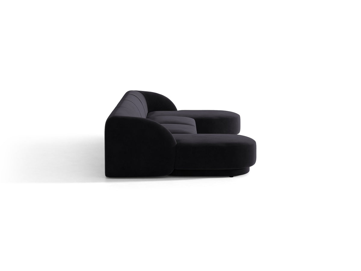 Dunkelbeiges Panorama-Ecksofa Miley von Micadoni mit Bluvel-Stoffbezug, L-Form, schwarzen Kunststoffbeinen und niedriger Rückenlehne.