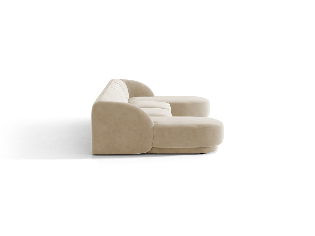 Dunkelbeiges Panorama-Ecksofa Miley von Micadoni mit Bluvel-Stoffbezug, L-Form, schwarzen Kunststoffbeinen und niedriger Rückenlehne.