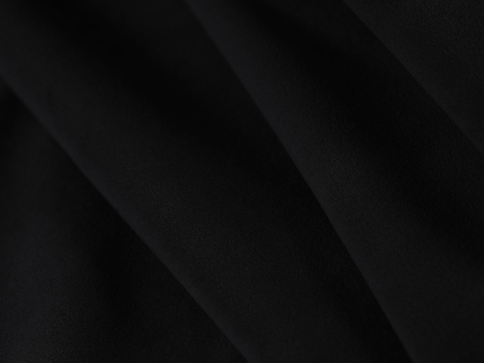 Stilvolles 6-Sitzer Velours Sofa Mamaia in edlem Schwarz, perfekt für entspannte Stunden und gesellige Runden im Wohnzimmer.