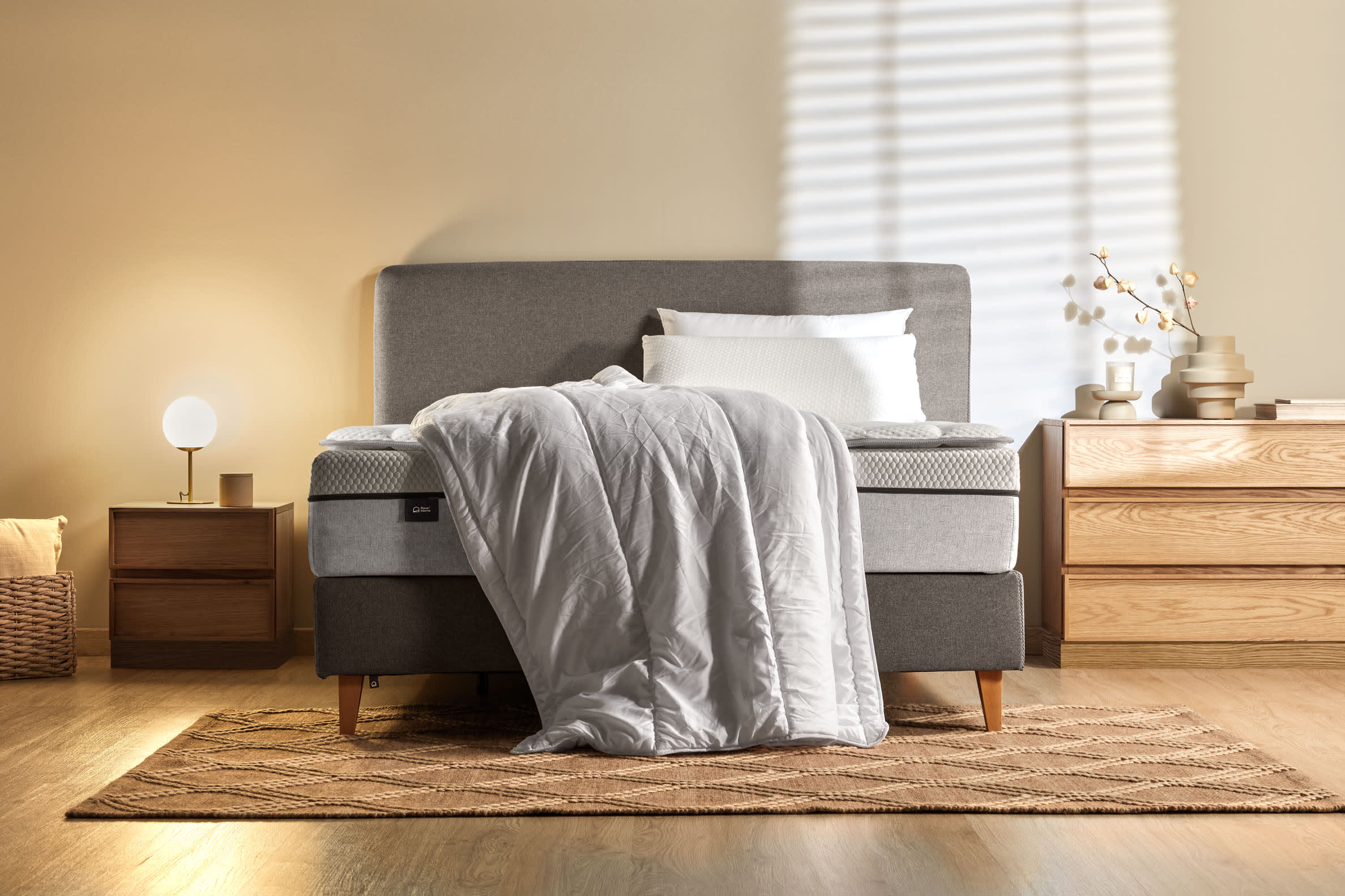 Die Mistral Bettdecke von Kave Home bietet erstklassigen Komfort und Wärme für Betten in 135/150 cm. Ideal für jede Jahreszeit!