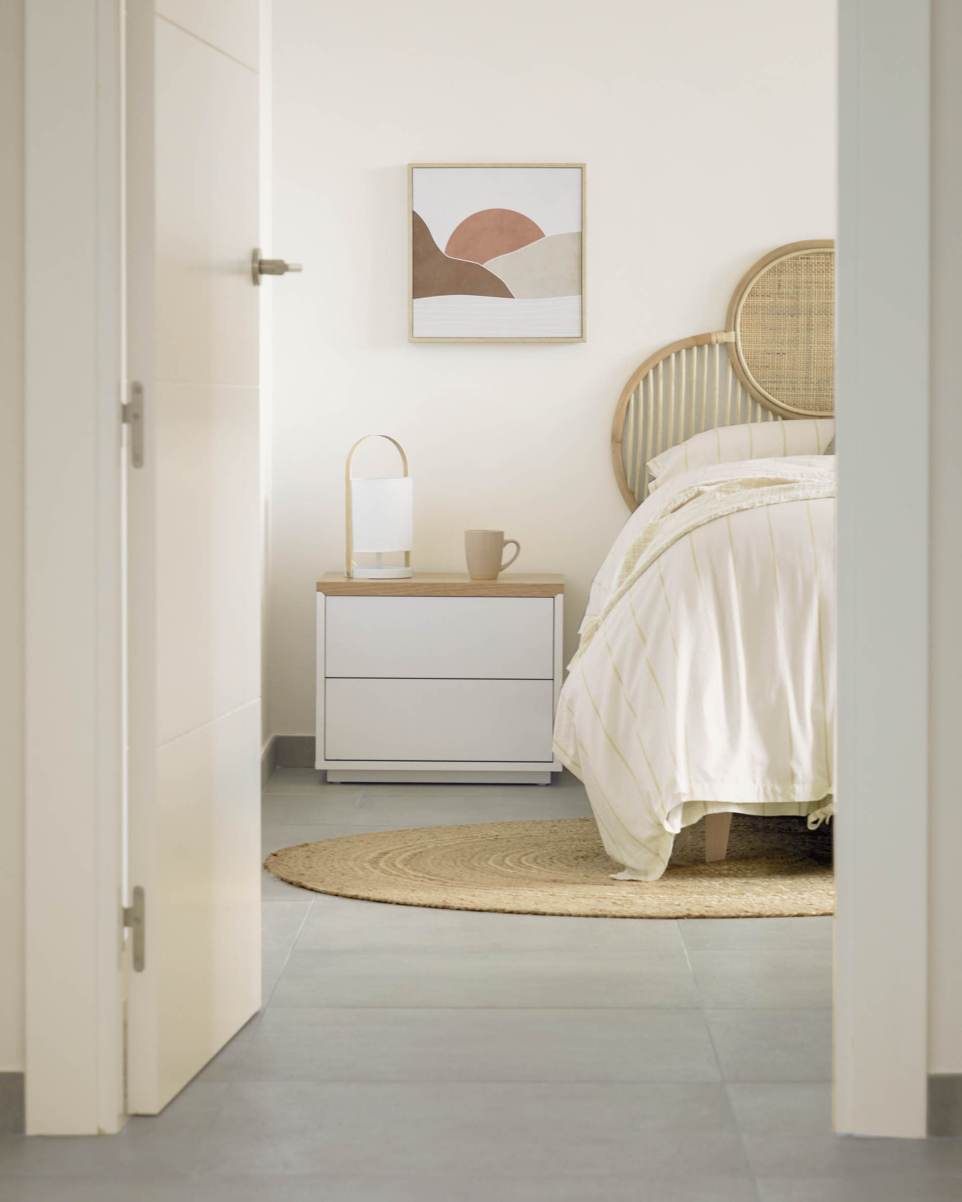 Erleben Sie die Mistral Bettdecke von Kave Home: eine leichte, atmungsaktive Decke aus Mikrofaser, perfekt für 135/150 cm Betten. Ideal für jede Jahreszeit!